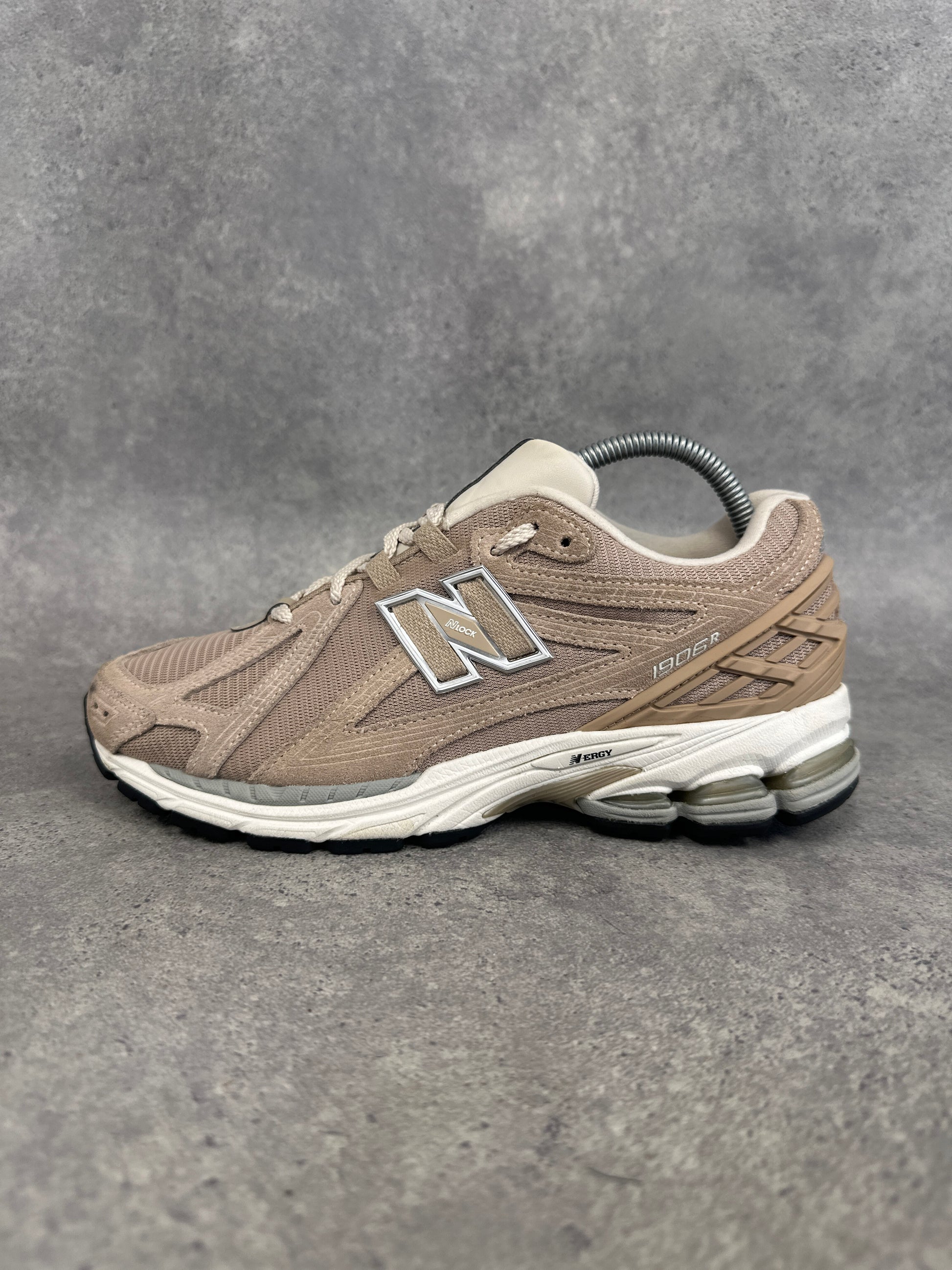 New Balance 2002R Sneakers UK 7 Beige Cream Grey