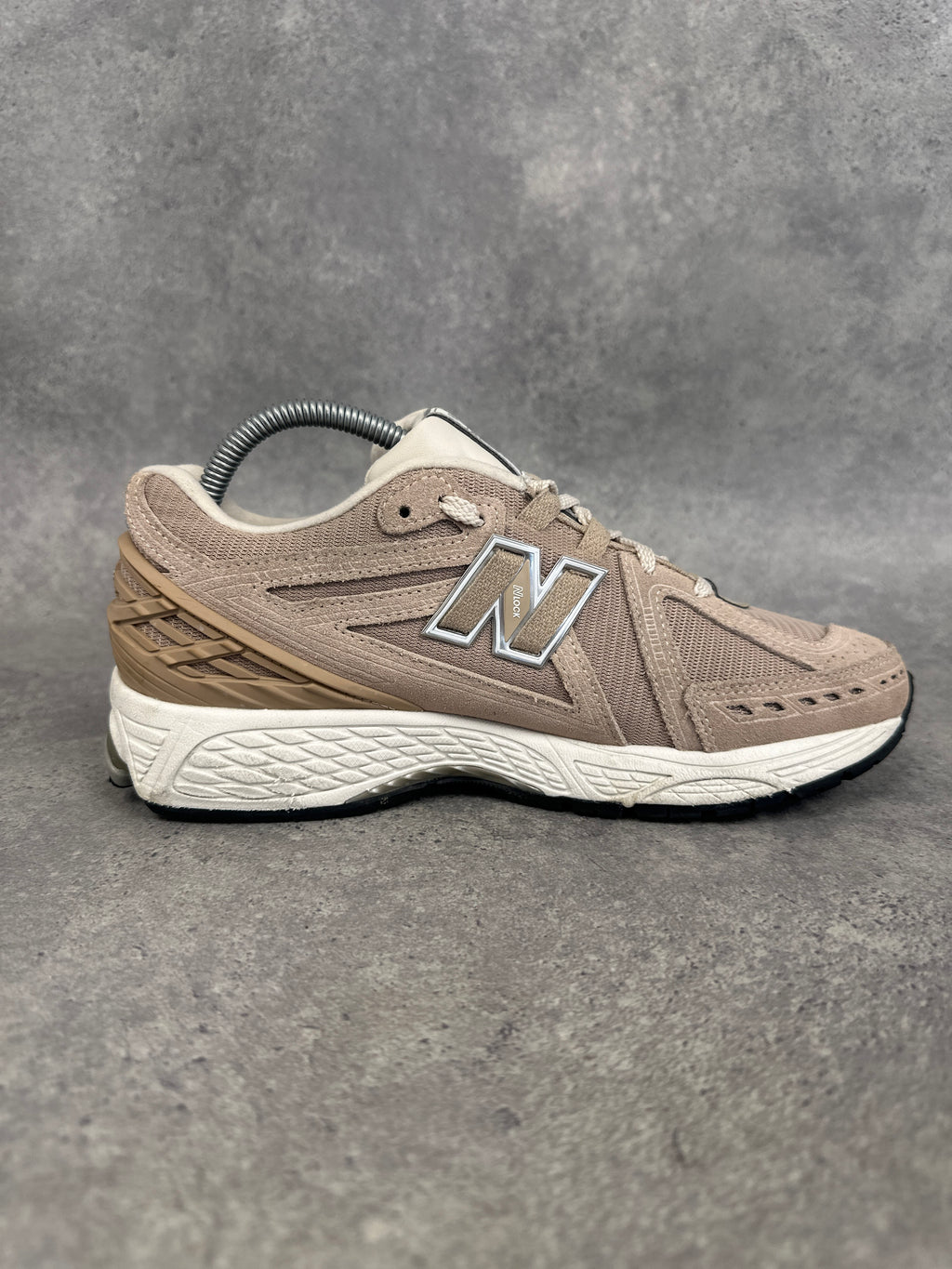 New Balance 2002R Sneakers UK 7 Beige Cream Grey