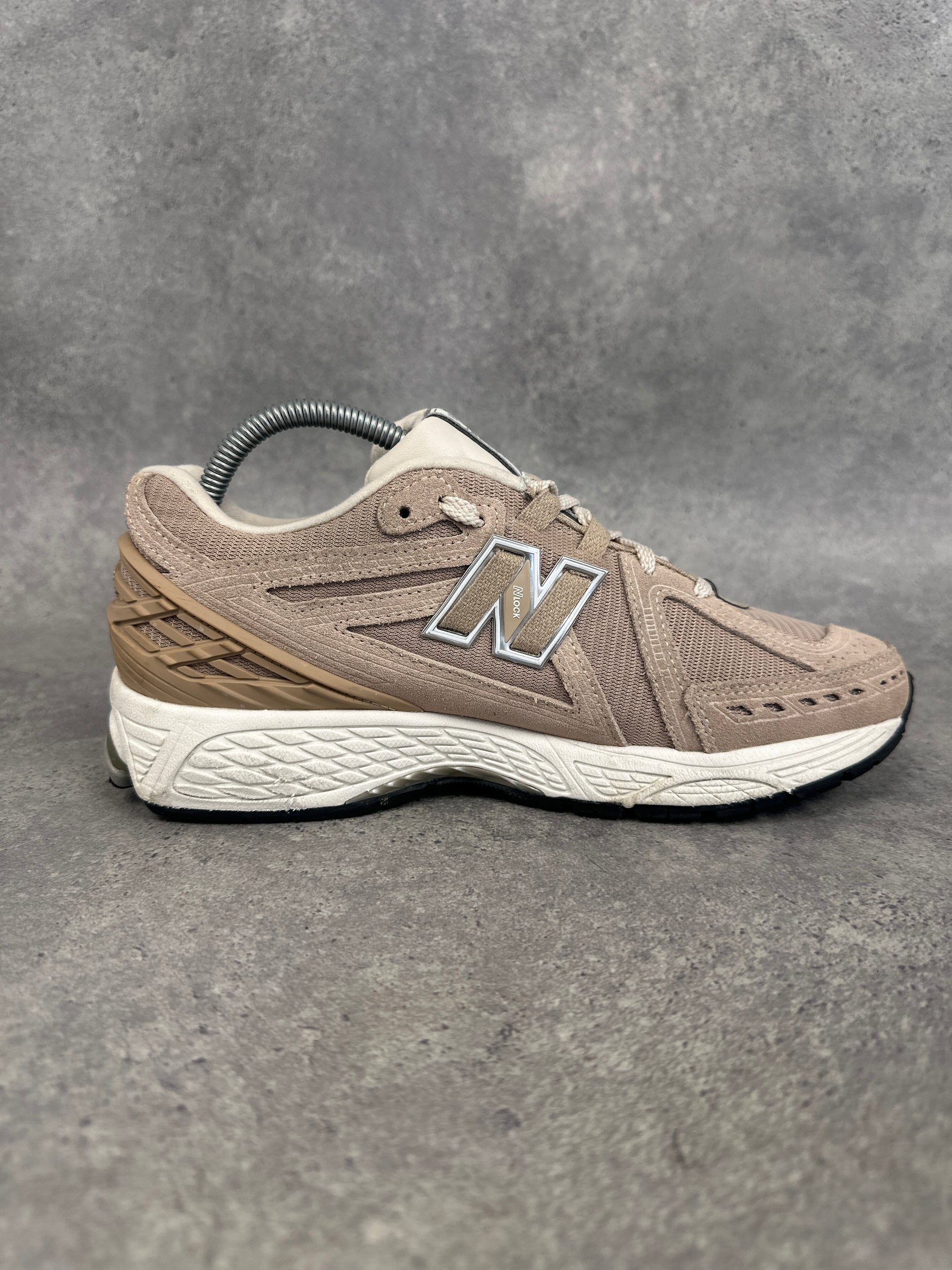New Balance 2002R Sneakers UK 7 Beige Cream Grey
