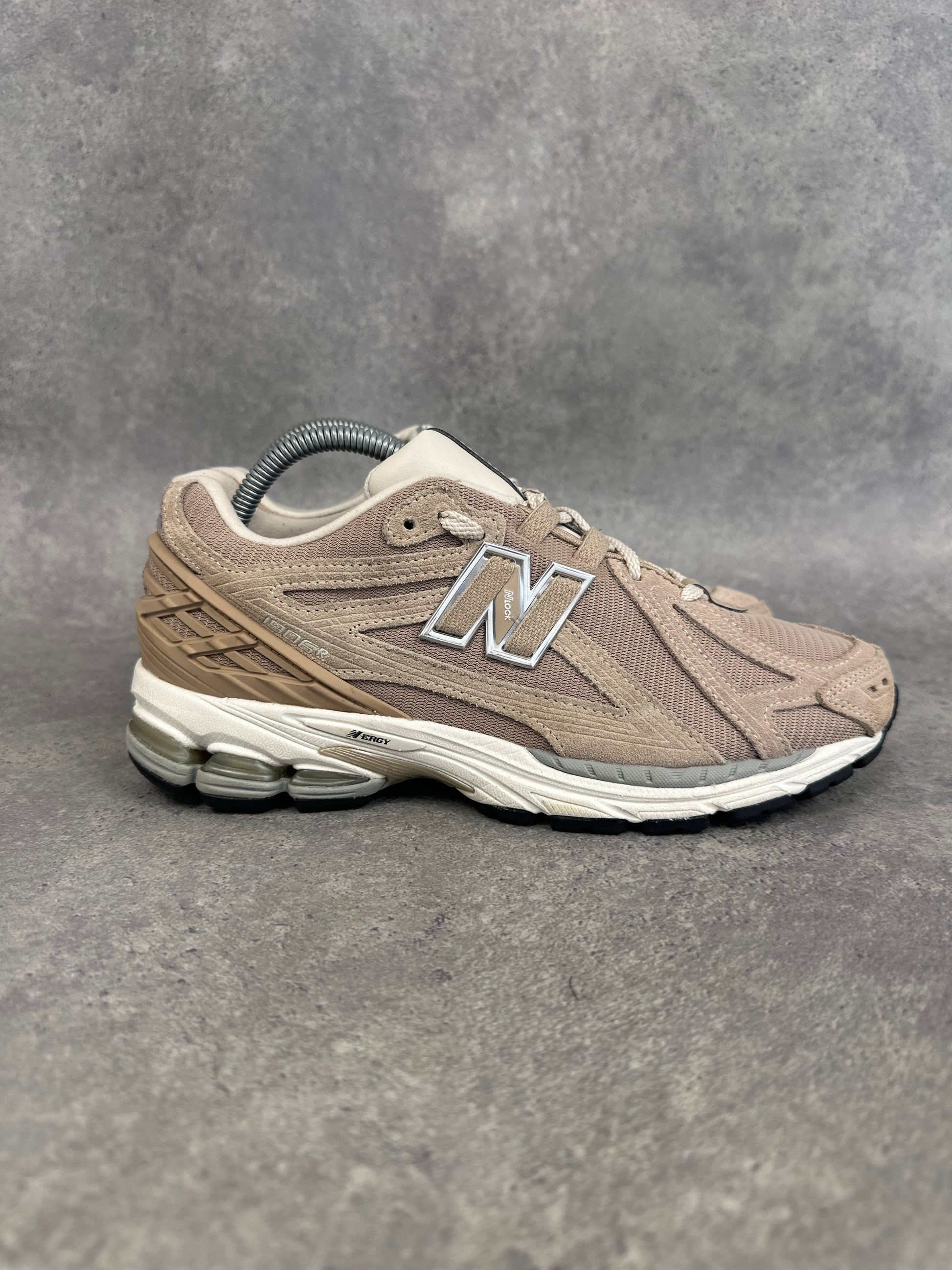 New Balance 2002R Sneakers UK 7 Beige Cream Grey